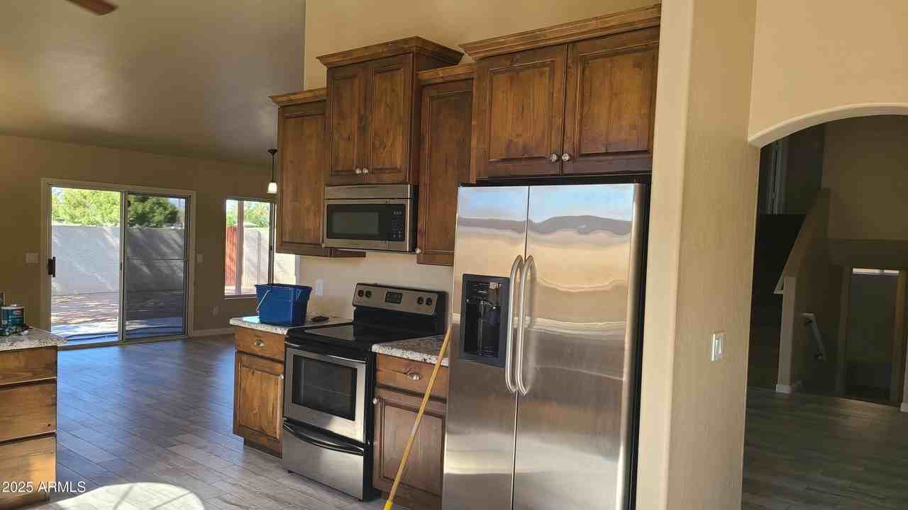 1002 East Hearne Way - Photo 7 of 48