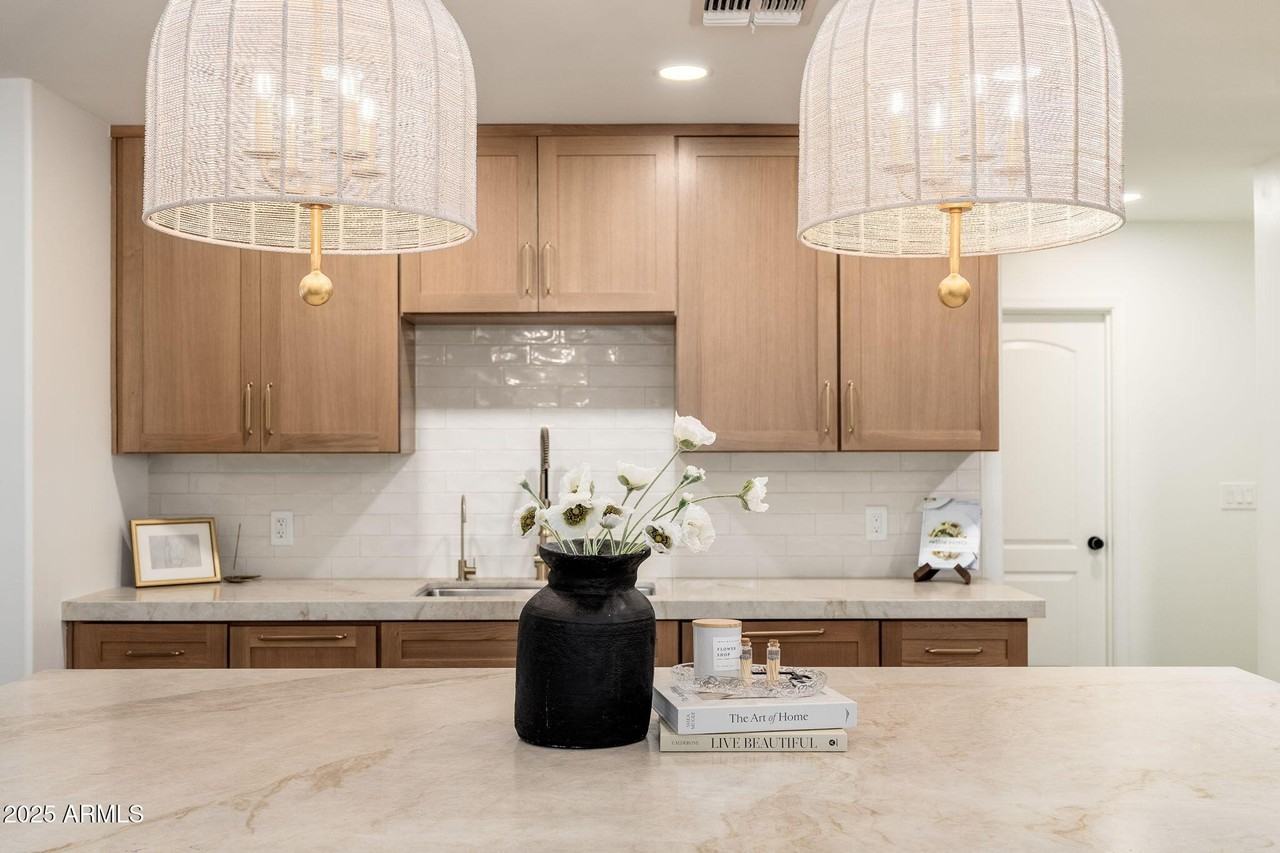 4030 E Fairmount Ave - Photo 2 of 23