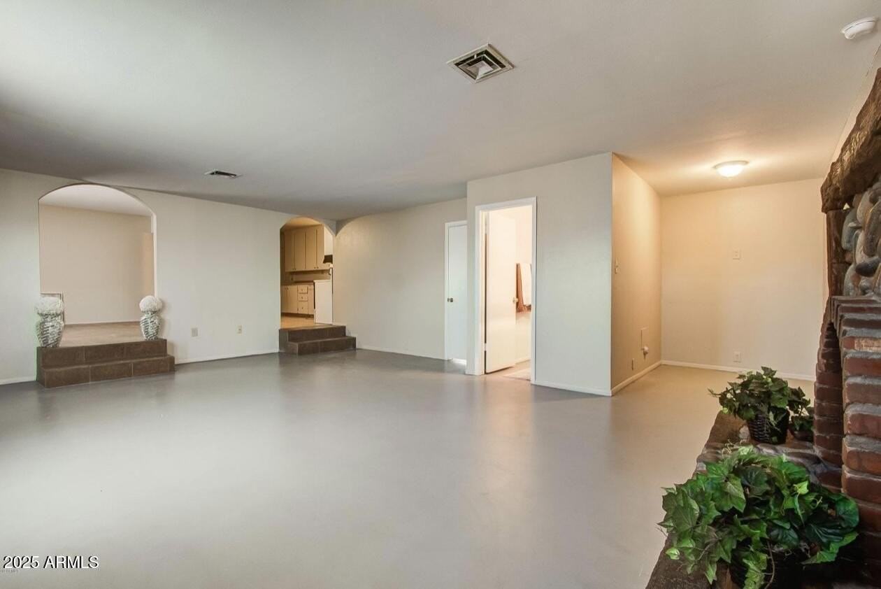 6445 S 32nd St - Photo 6 of 11