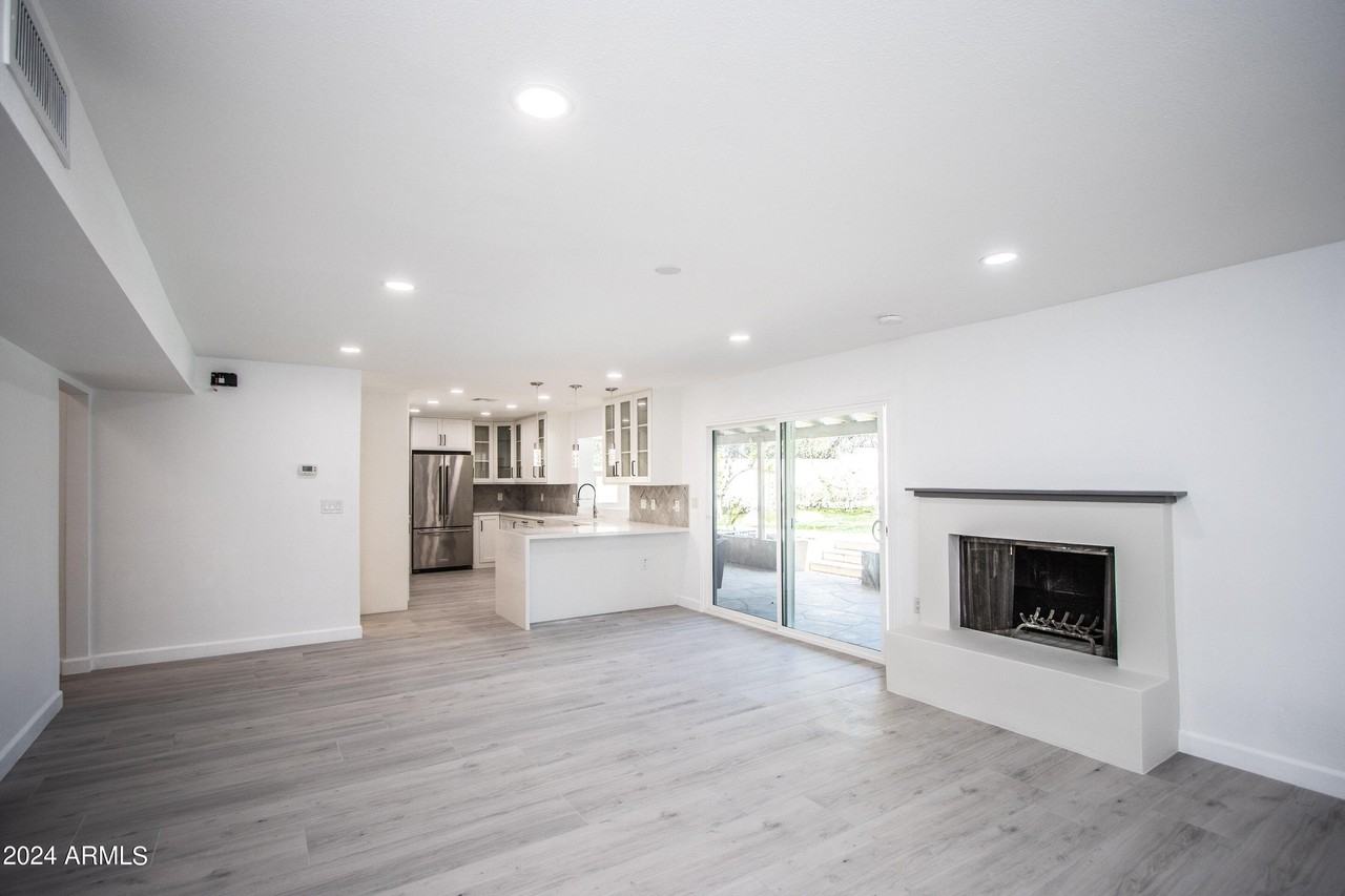 1052 E Sandpiper Dr - Photo 3 of 38