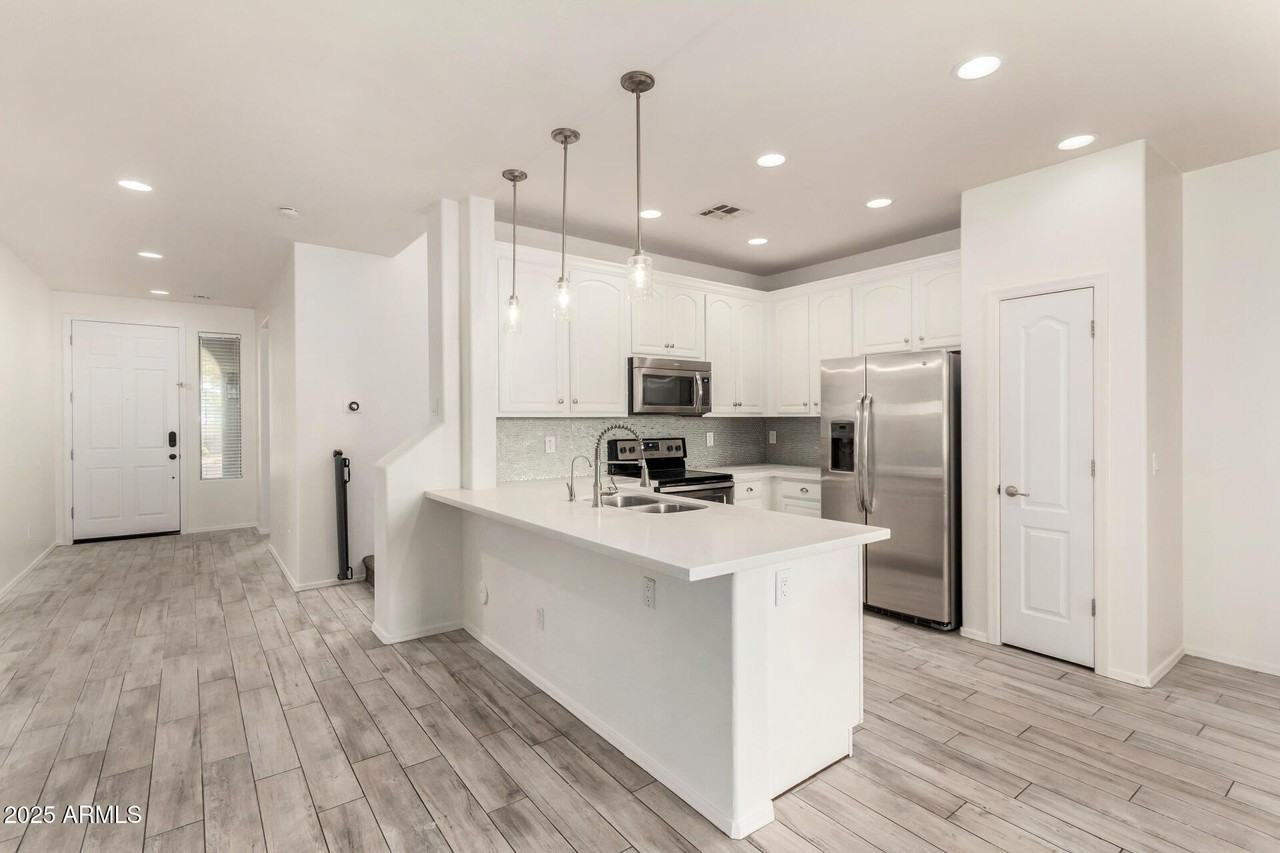 21090 East Munoz Street - Photo 6 of 35