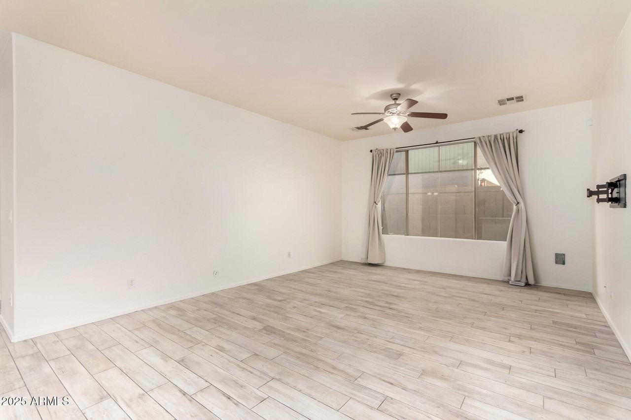 21090 East Munoz Street - Photo 7 of 35