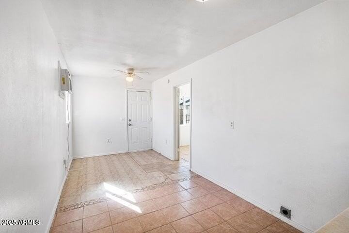 414 1/2 W 9th St - Photo 4 of 6