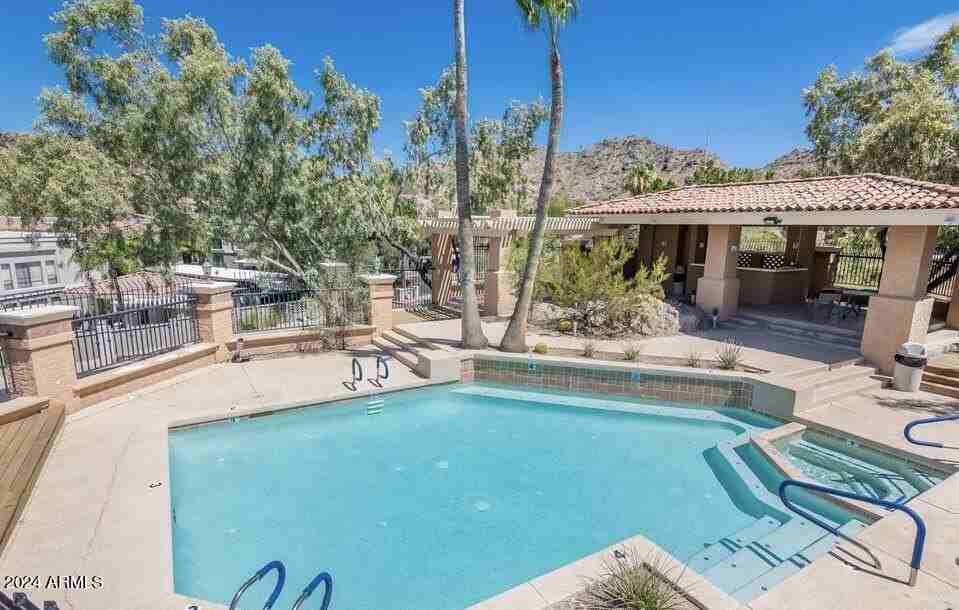 10606 N 8th St - Photo 4 of 25