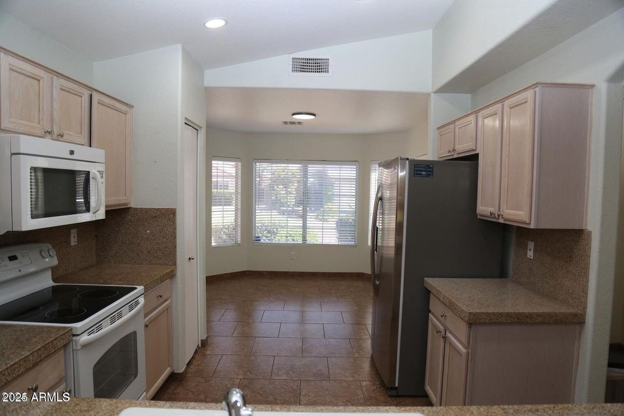 2228 E Aire Libre Ave - Photo 5 of 24