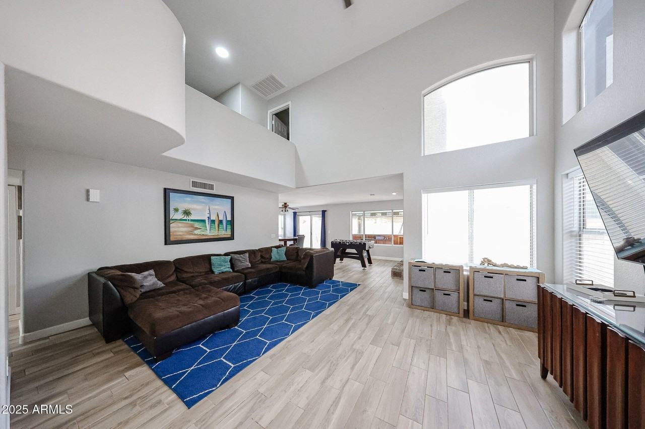 3902 East Rosemonte Drive - Photo 5 of 46