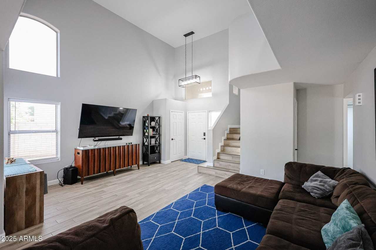 3902 East Rosemonte Drive - Photo 7 of 46