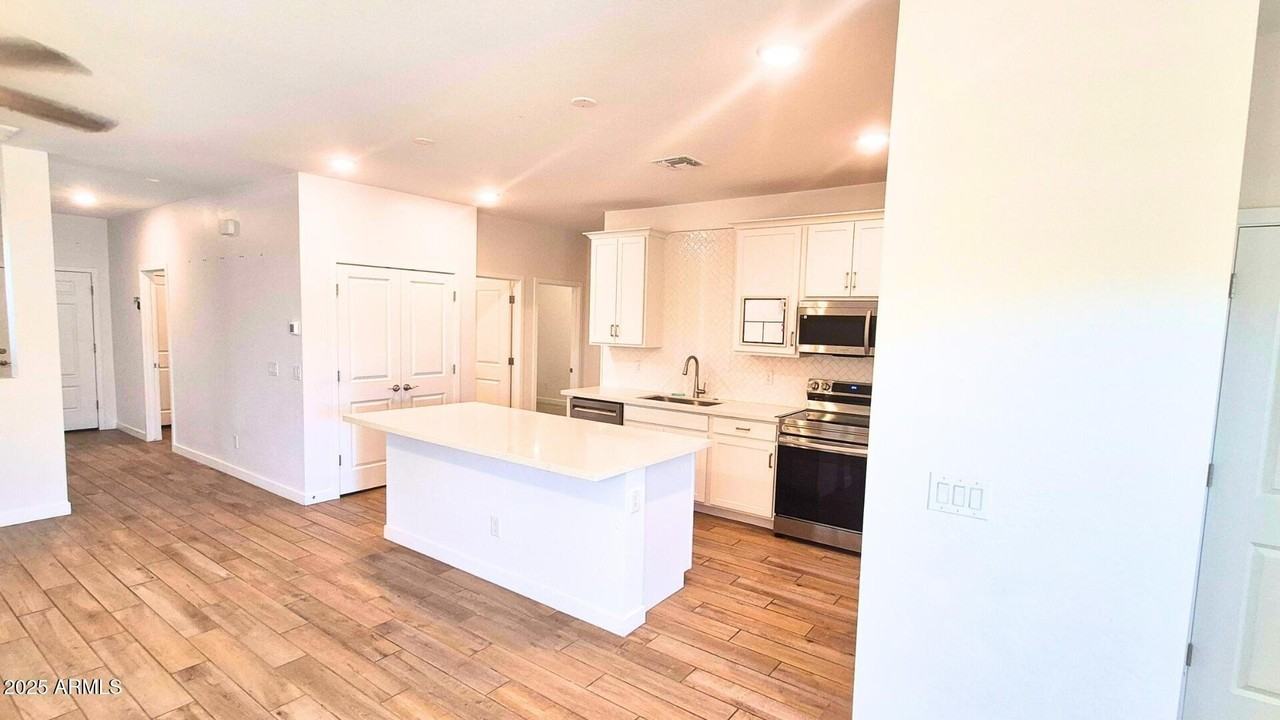 17031 West Butler Avenue - Photo 6 of 27