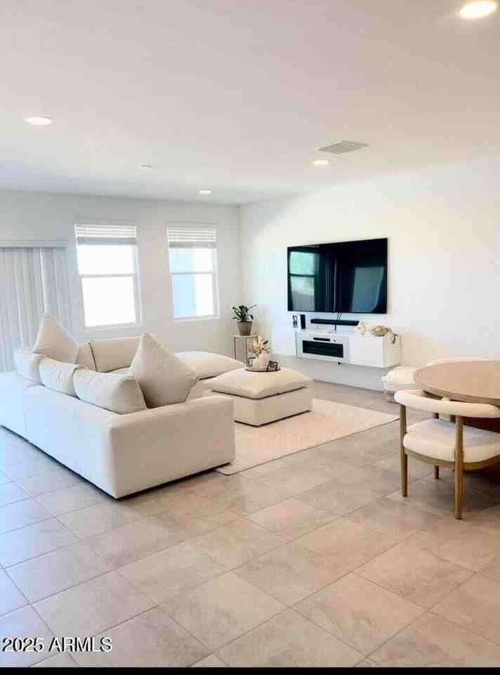 1126 S Mullberry St - Photo 2 of 5