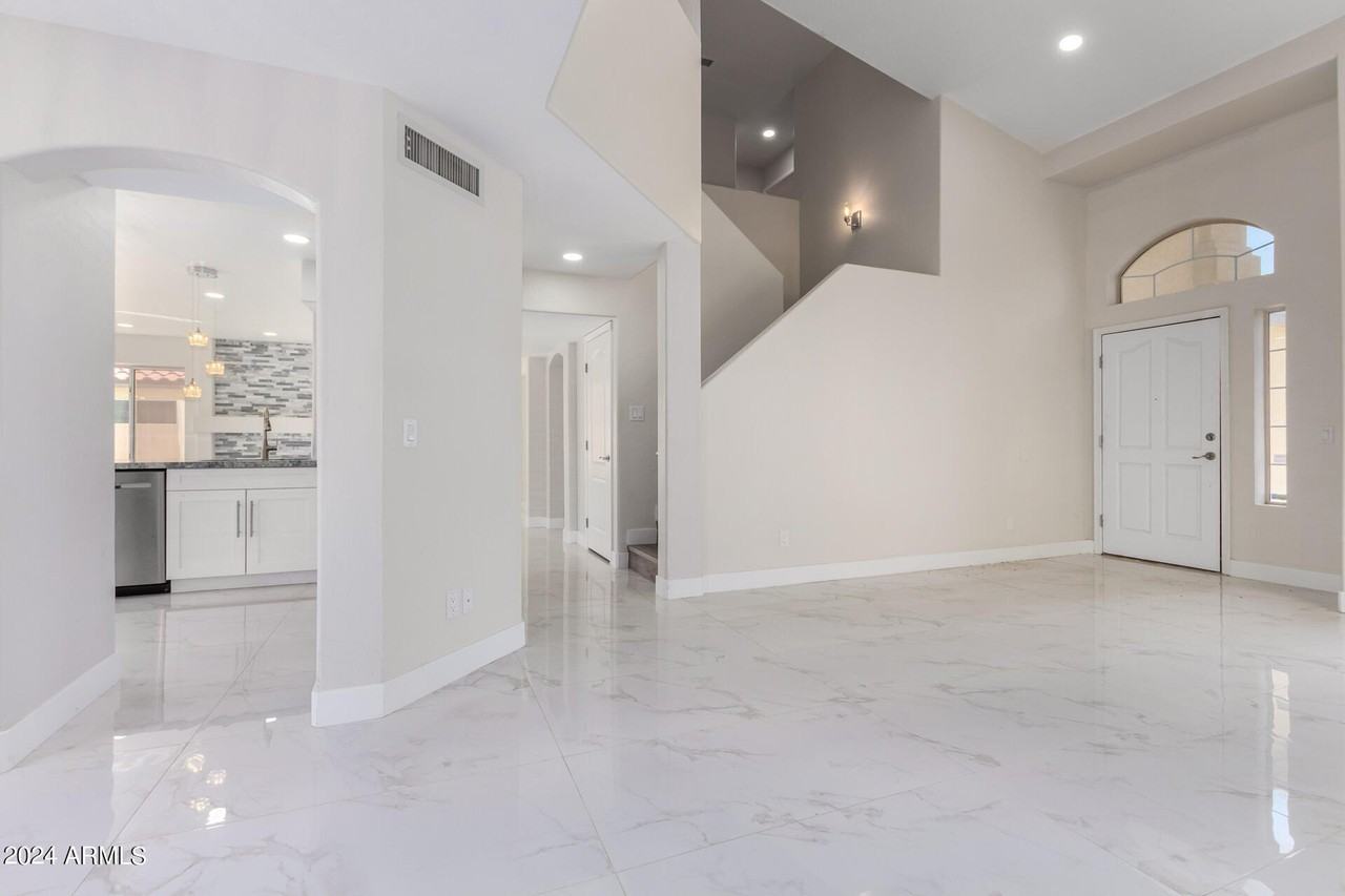 9611 S 50th St - Photo 6 of 40