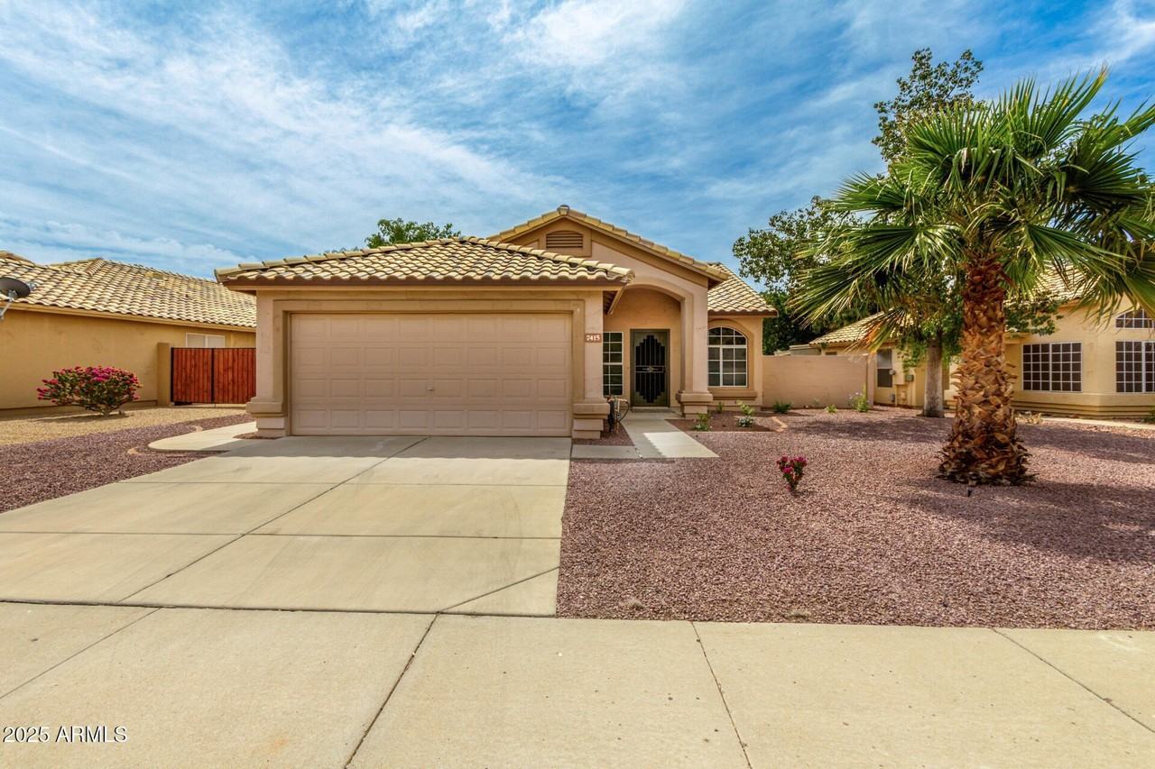 7415 W Crest Ln - Photo 2 of 35