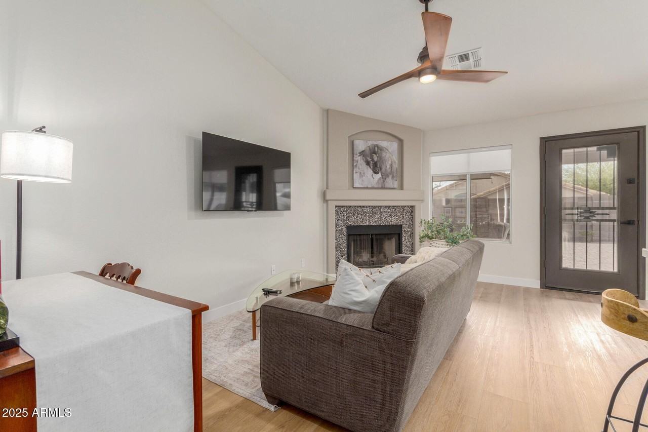 7415 W Crest Ln - Photo 7 of 35