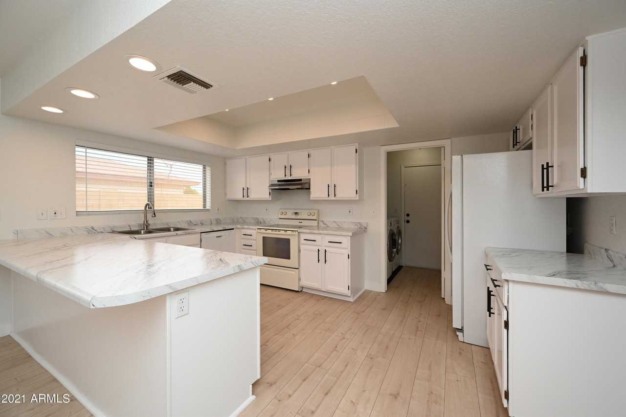 7301 West Canterbury Drive - Photo 6 of 41