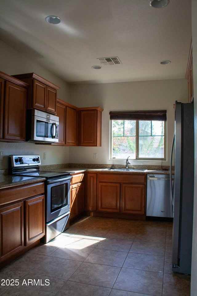 2138 W Scully Dr - Photo 2 of 15