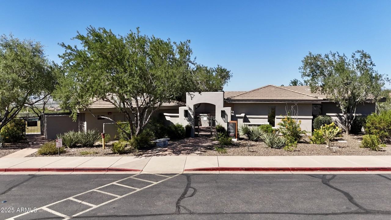 10637 E Blanche Dr - Photo 6 of 36