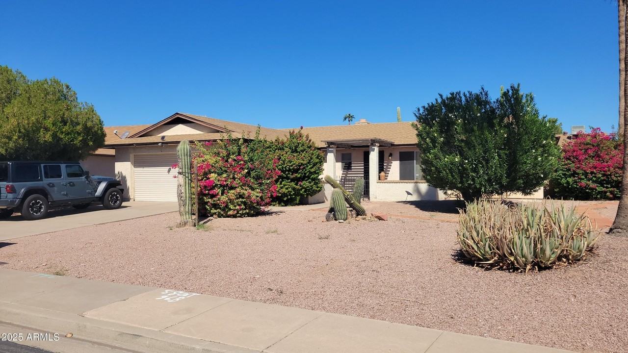 3158 W Marconi Ave - Photo 4 of 21