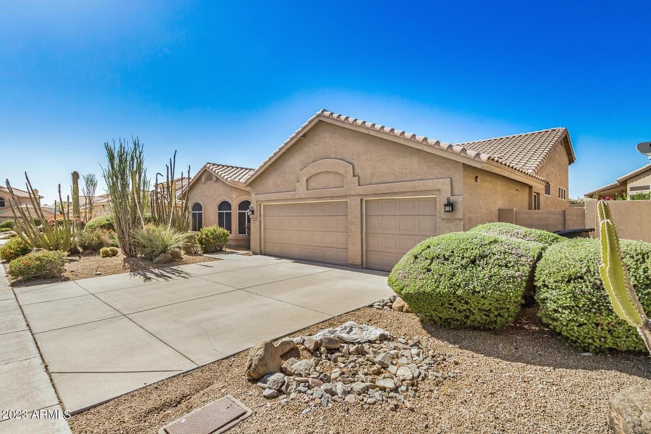 9560 E Rockwood Dr - Photo 2 of 40