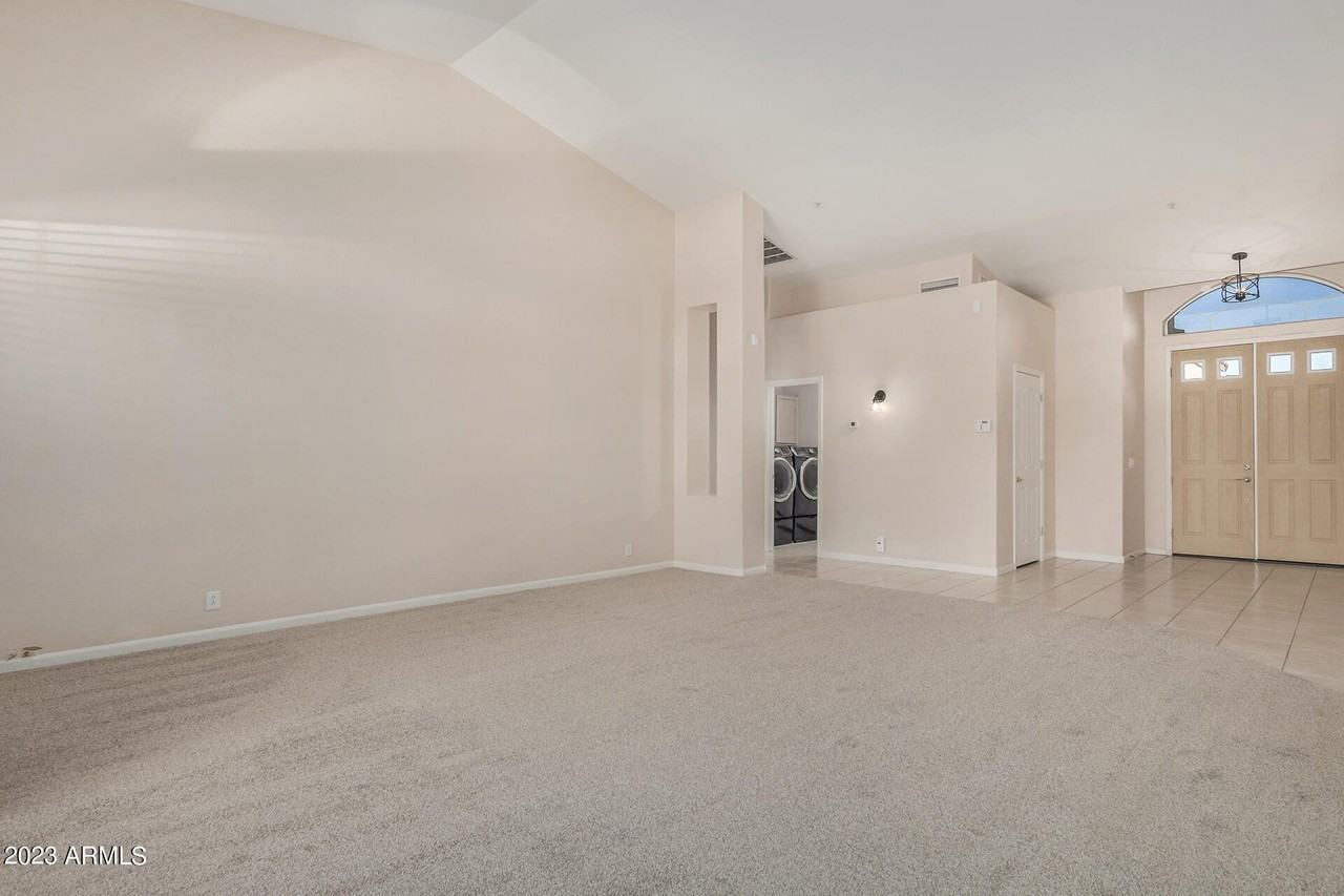 9560 E Rockwood Dr - Photo 4 of 40