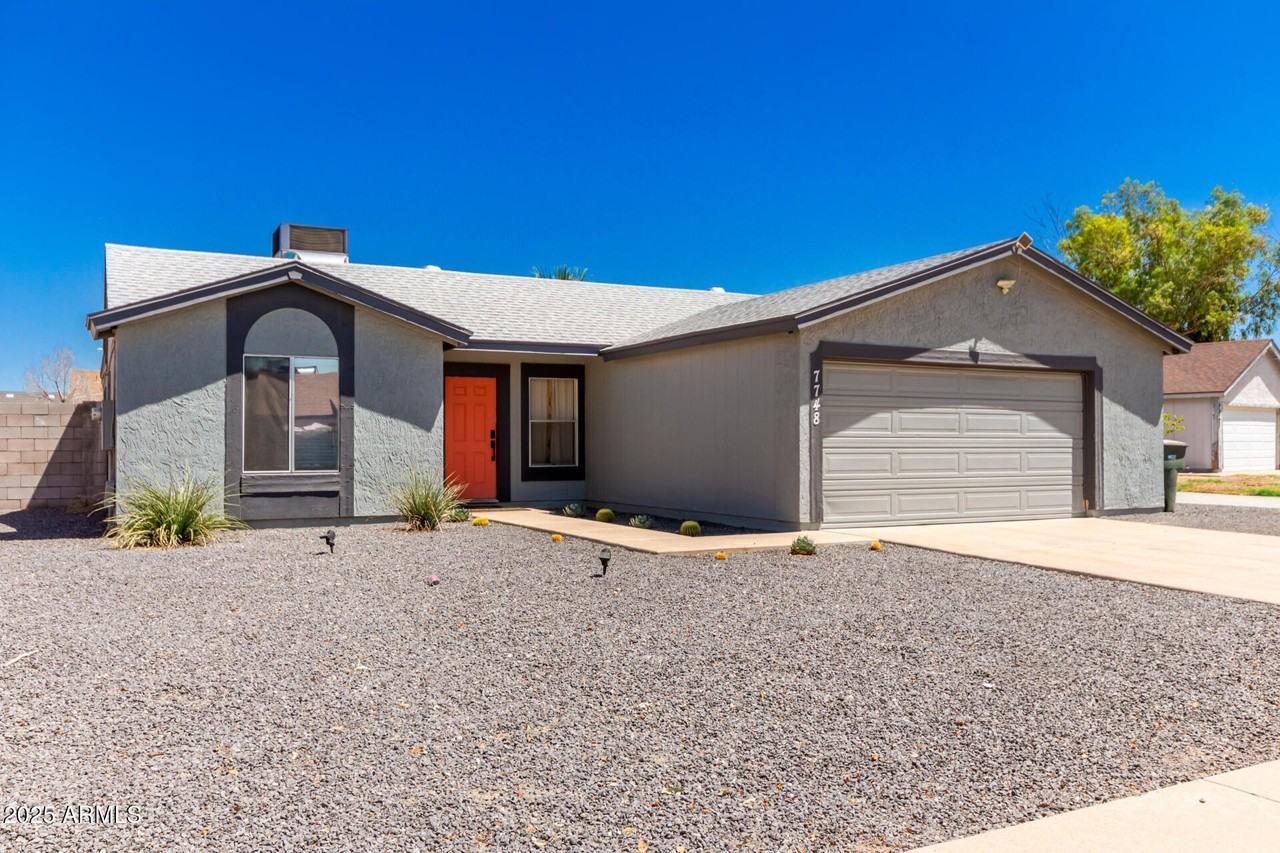 7748 West Minnezona Avenue - Photo 5 of 35