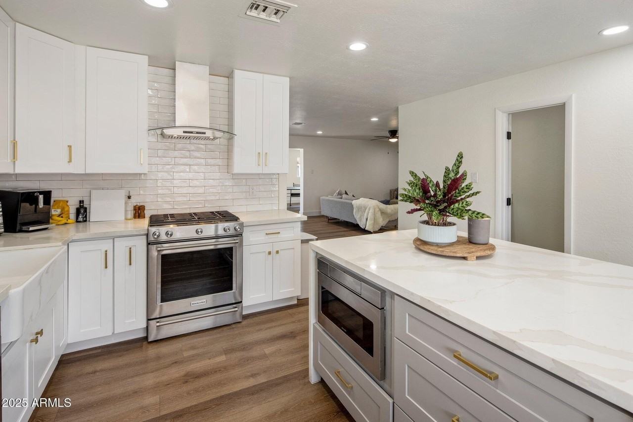 8022 E Columbus Ave - Photo 5 of 24