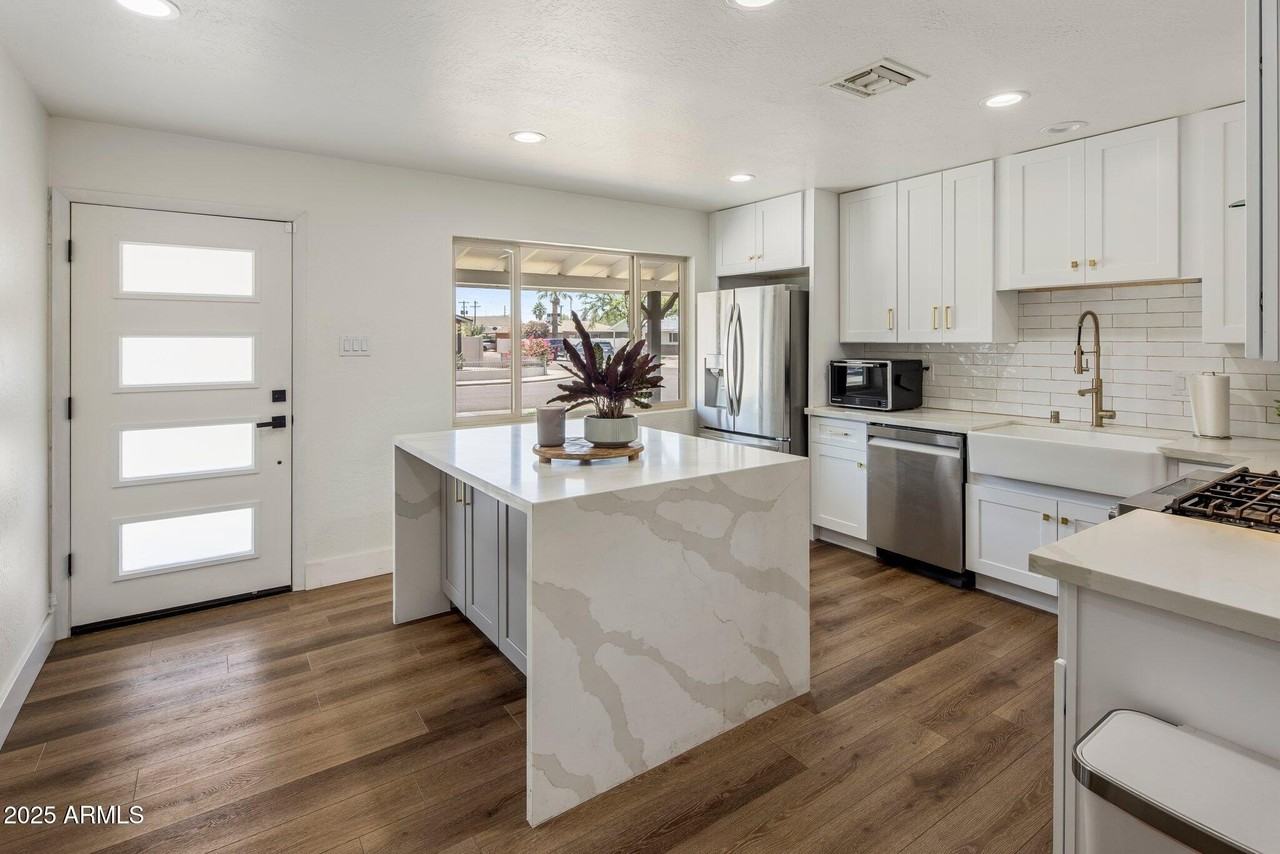 8022 E Columbus Ave - Photo 6 of 24