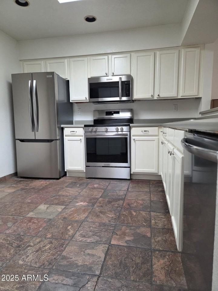 1315 E Susan Ln - Photo 3 of 30