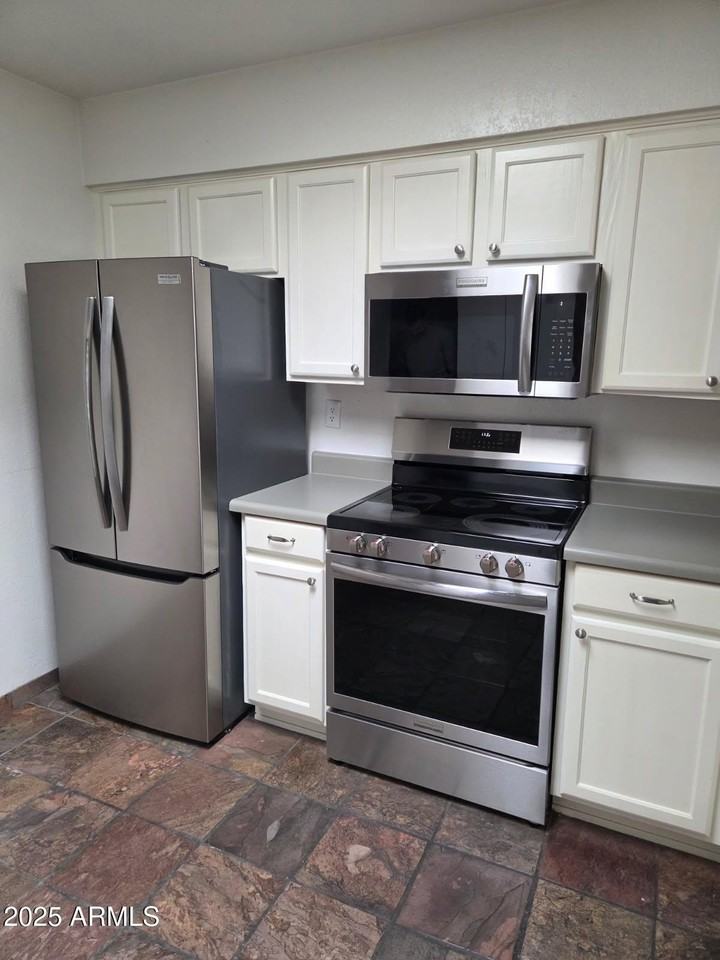 1315 E Susan Ln - Photo 4 of 30