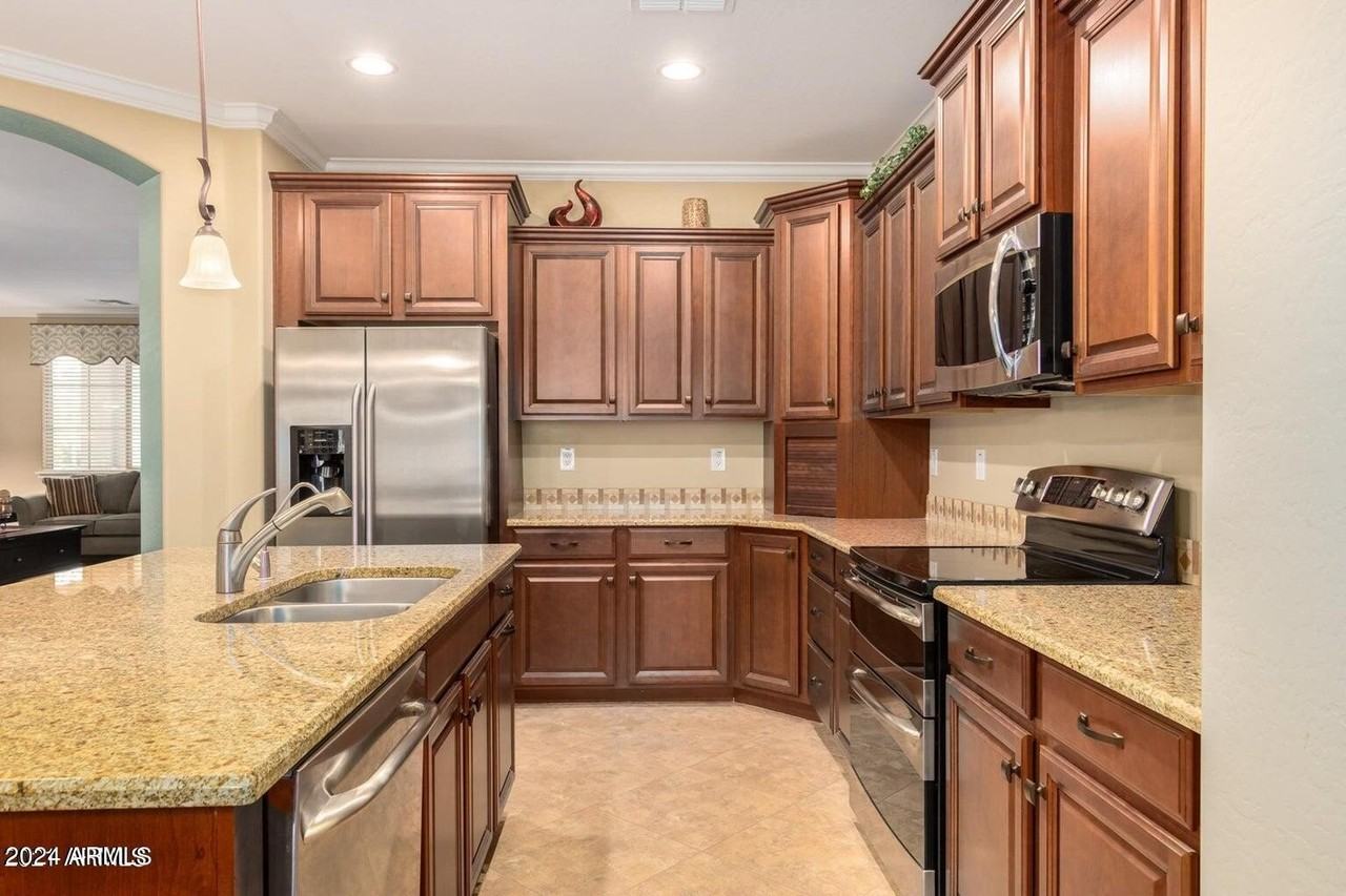 421 W Leatherwood Ave - Photo 5 of 41