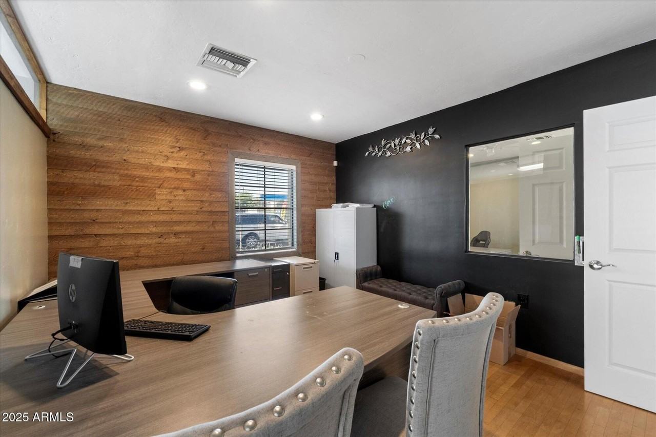 314 E Thomas Rd - Photo 7 of 19