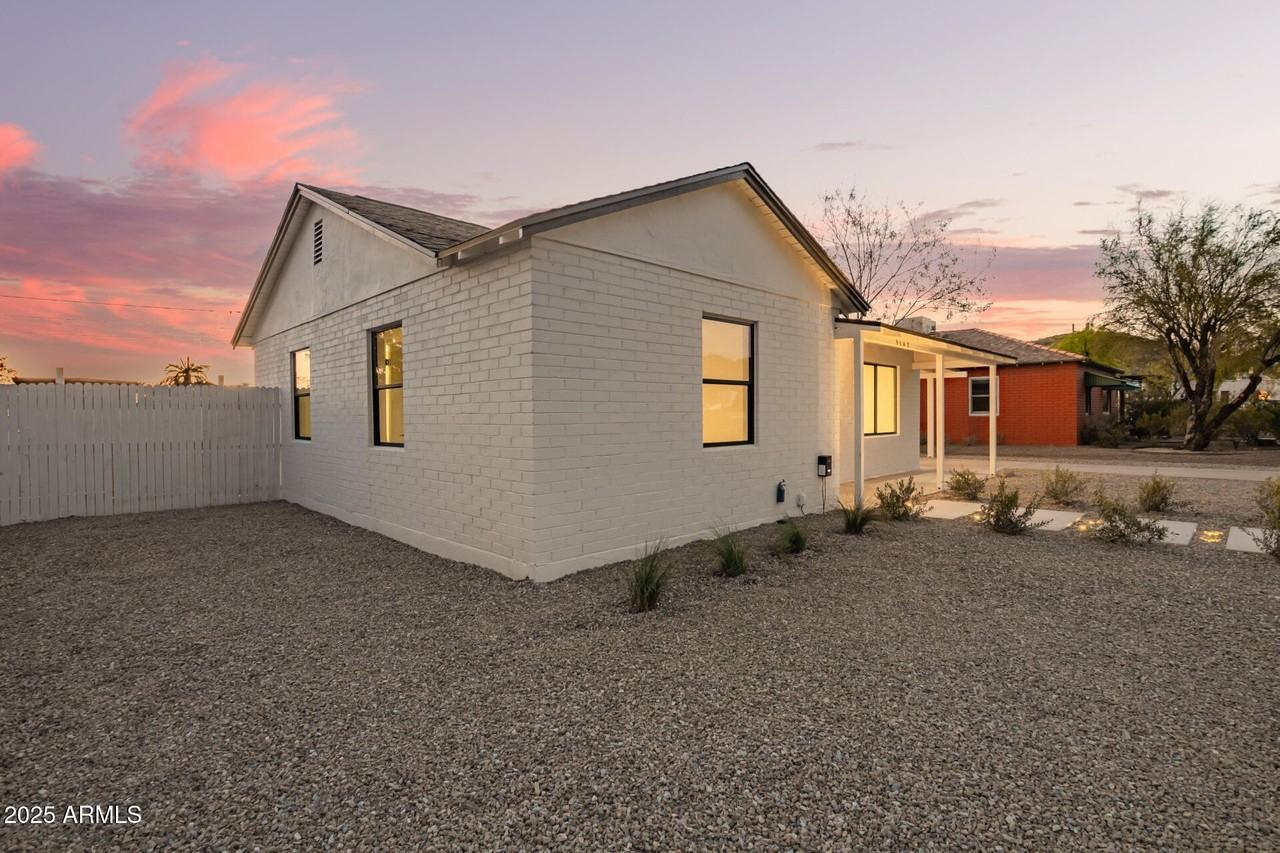 9042 N 3rd Ave - Photo 4 of 47