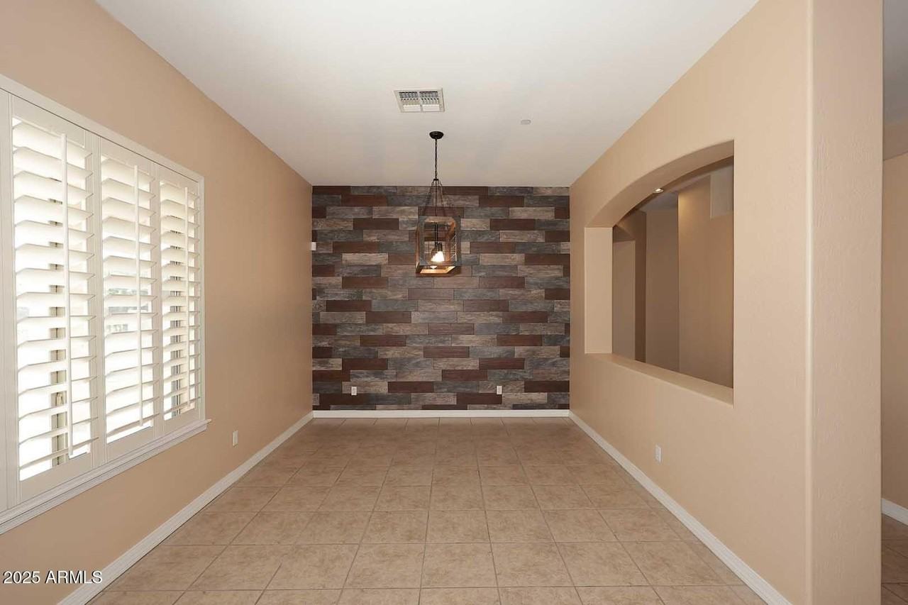 2007 East Topeka Drive - Photo 4 of 34