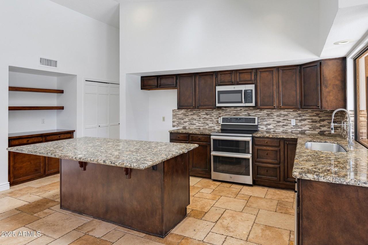 5903 E Paradise Ln - Photo 4 of 39