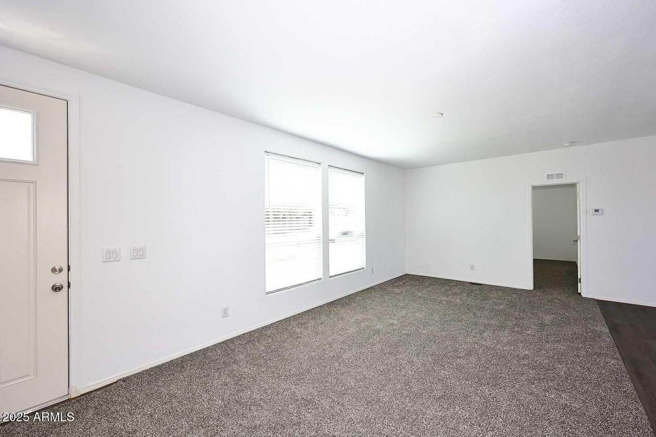 13004 N 19th Pl - Photo 5 of 36