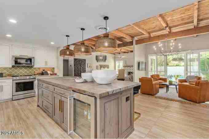 2551 East Missouri Avenue - Photo 3 of 25