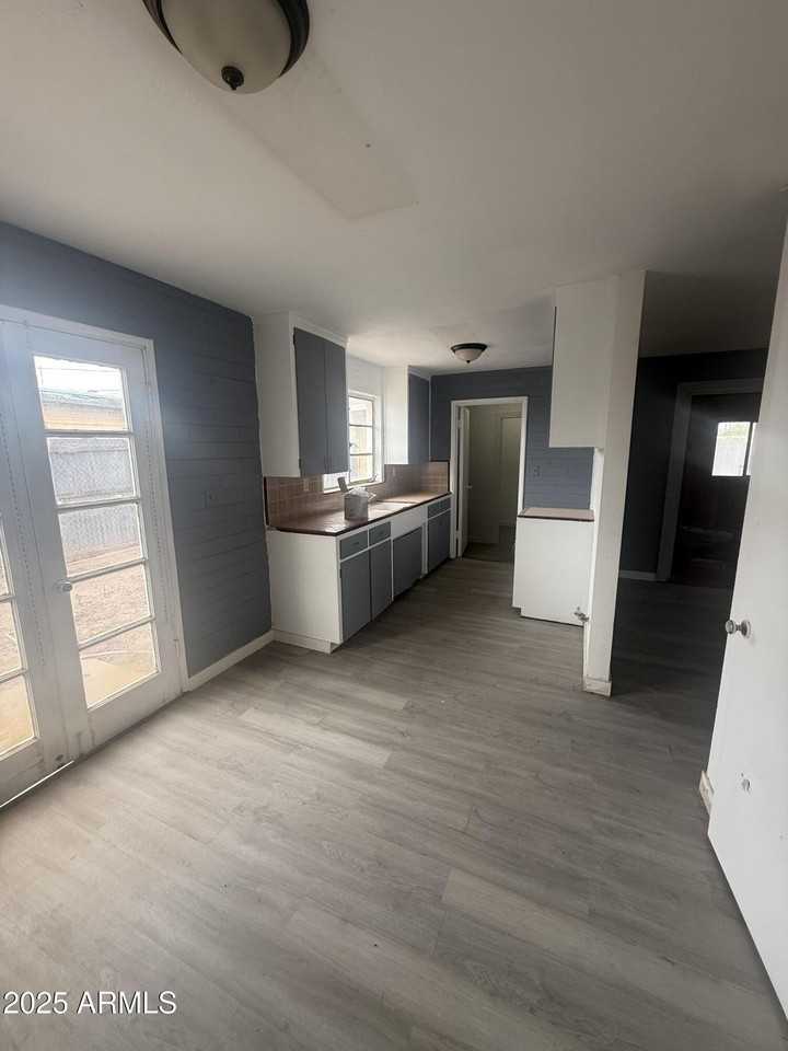 204 N E St - Photo 4 of 7