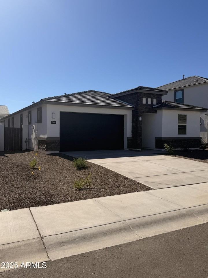 7409 W Buckhorn Trl - Photo 2 of 24