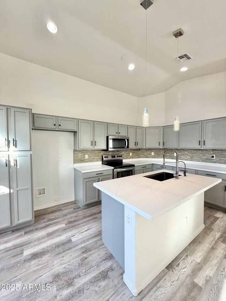 13737 W Berridge Ln - Photo 4 of 18