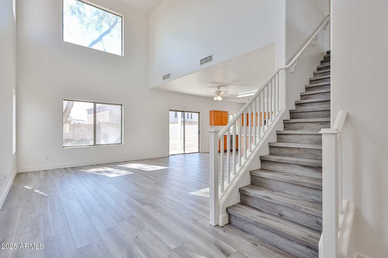 17317 W Acapulco Ln - Photo 4 of 35