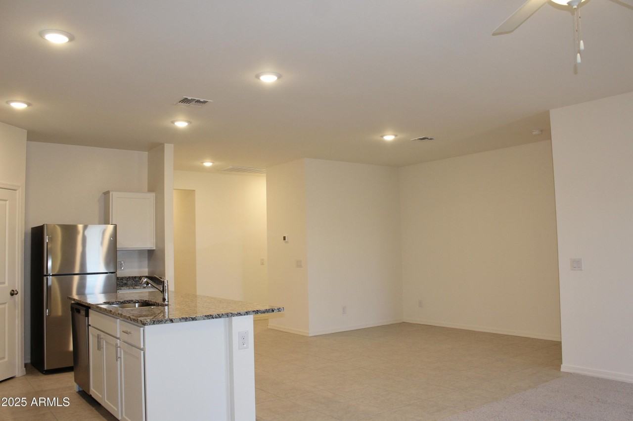 10354 N 156th Ave - Photo 5 of 26