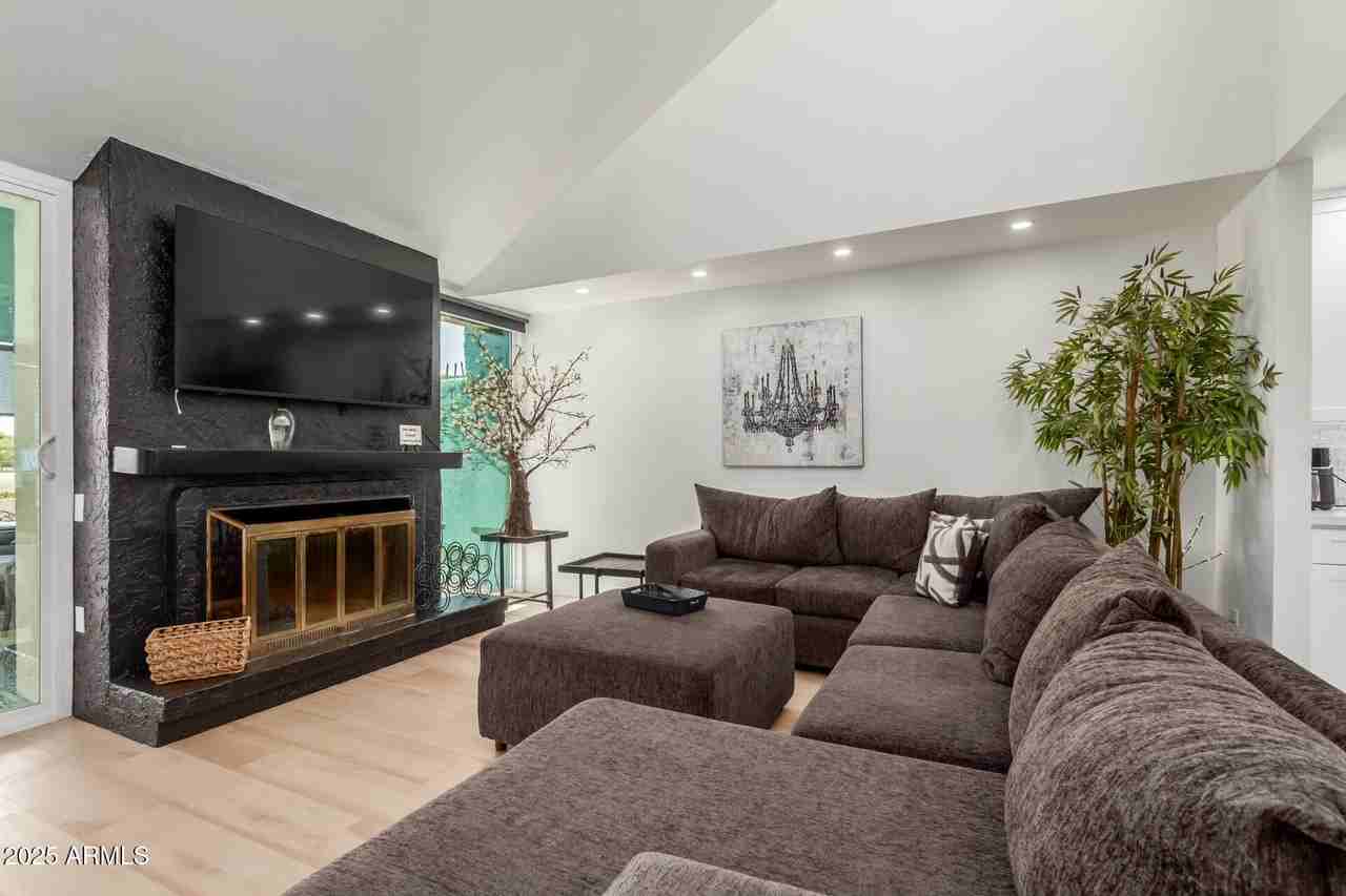 2529 N Miller Rd - Photo 3 of 31