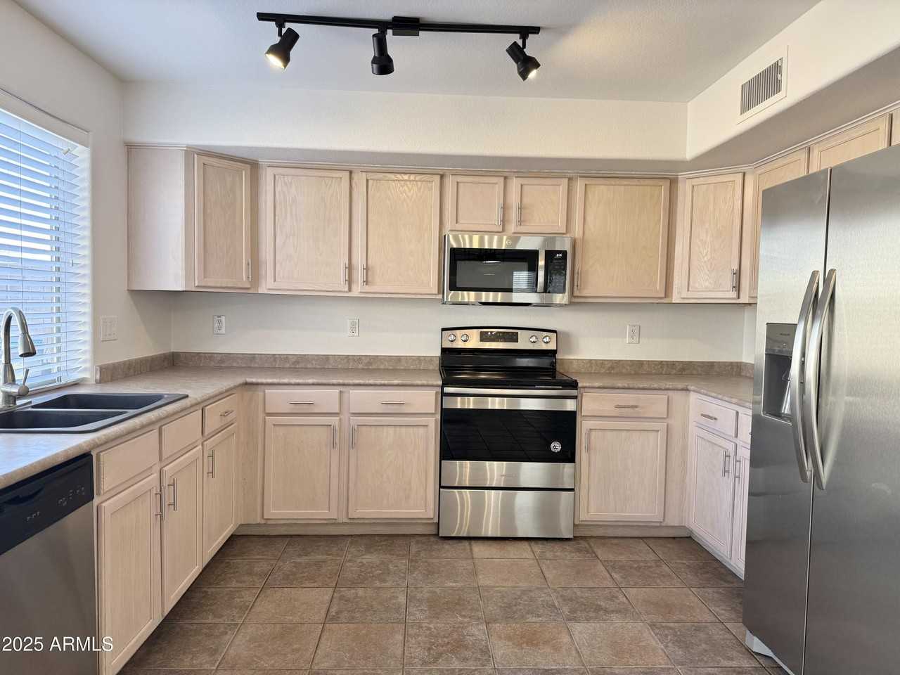 1782 E Oakland St - Photo 6 of 39