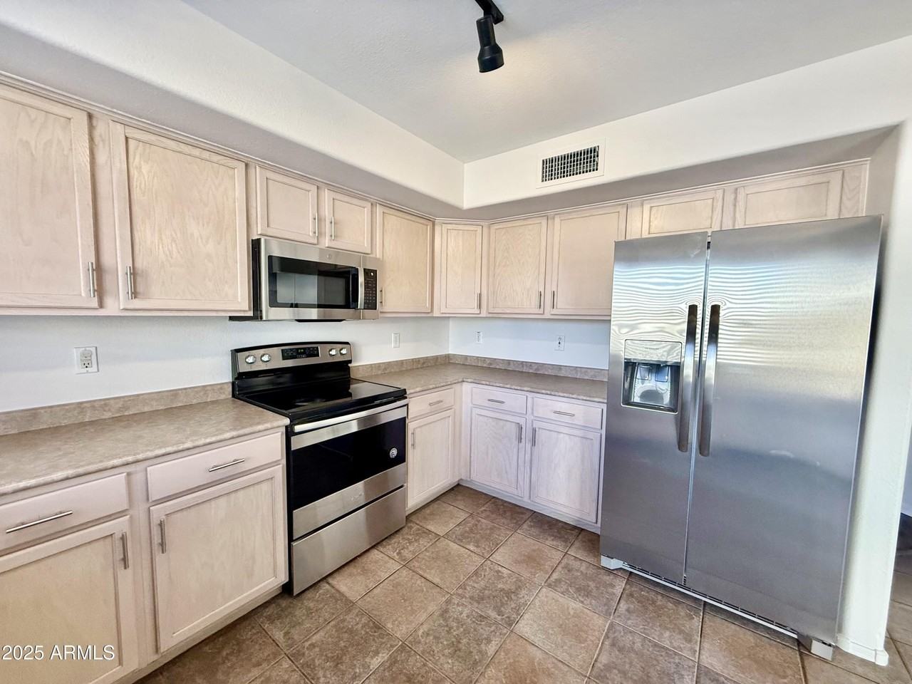 1782 E Oakland St - Photo 7 of 39