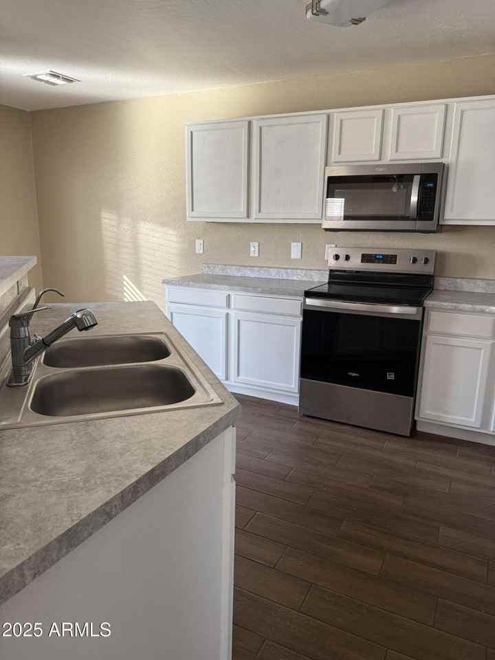 686 S 223rd Dr - Photo 4 of 24