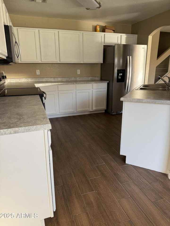 686 S 223rd Dr - Photo 5 of 24