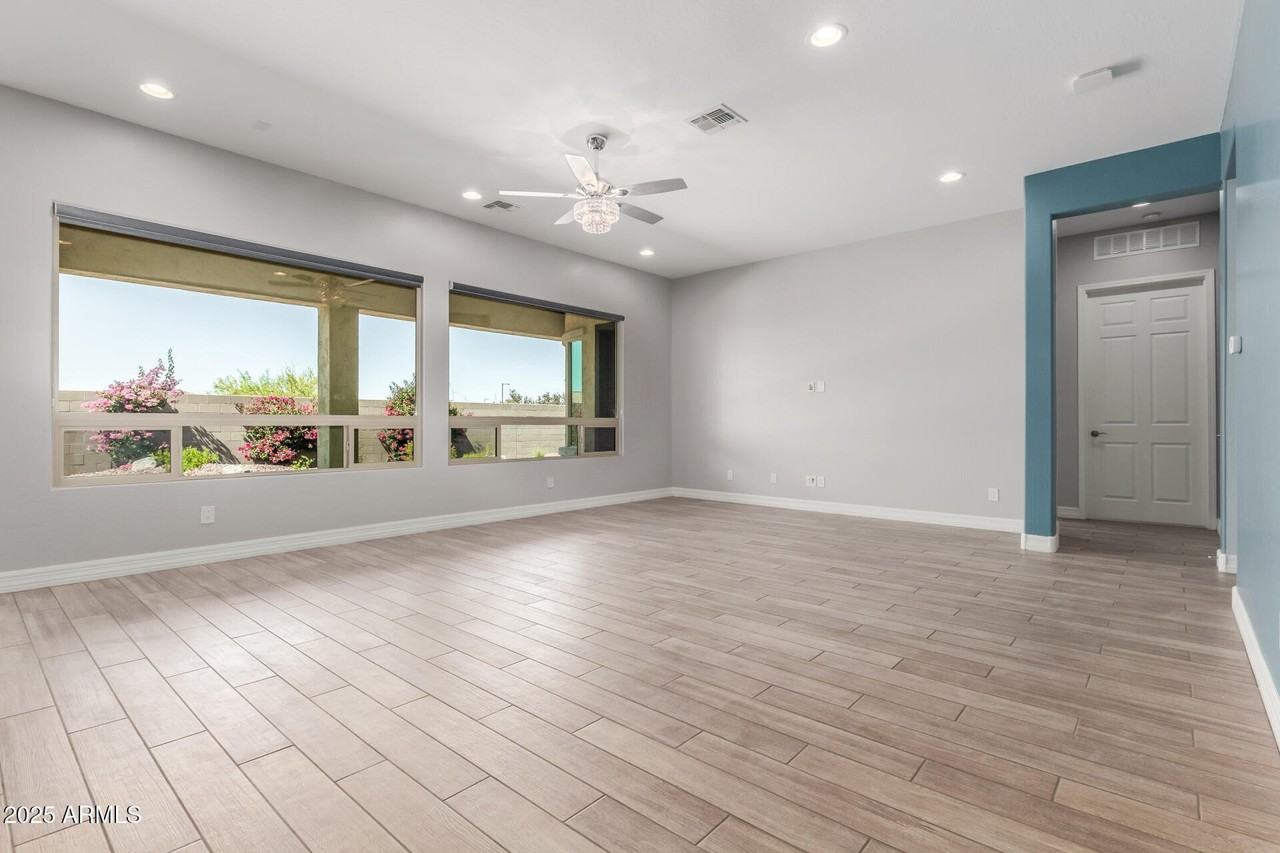 17996 W Redwood Ln - Photo 3 of 40