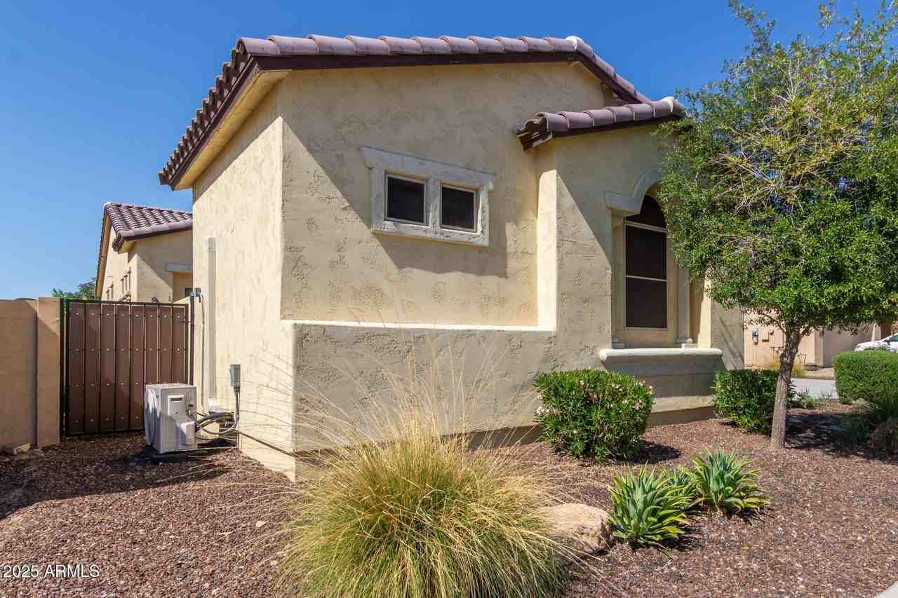 17996 W Redwood Ln - Photo 5 of 40