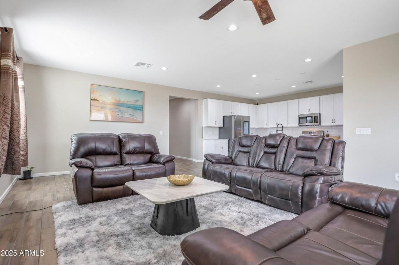 11049 West Hadley Street - Photo 4 of 20