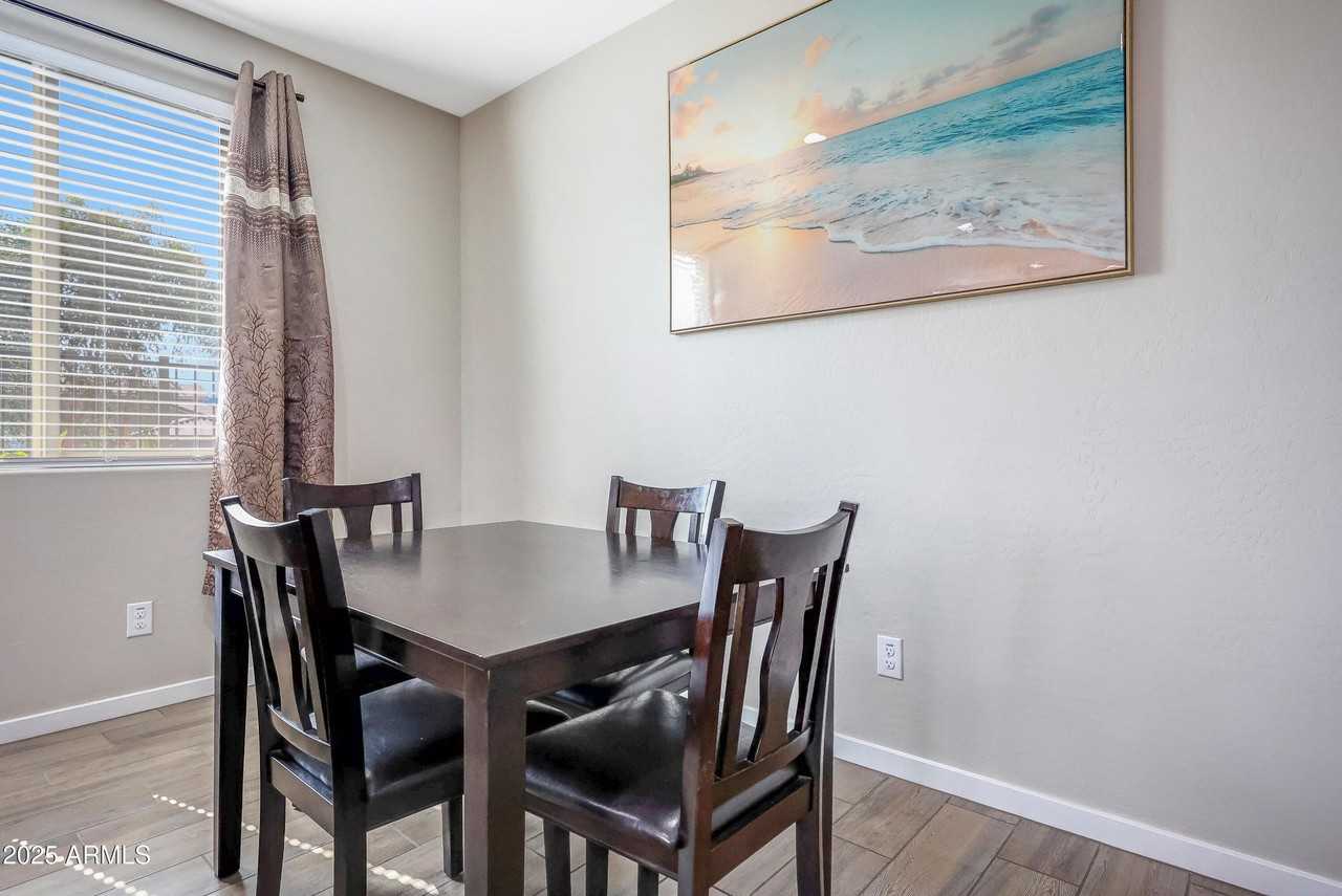 11049 West Hadley Street - Photo 6 of 20