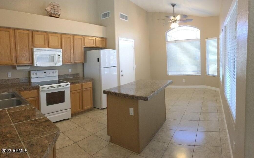 623 West Greentree Drive - Photo 4 of 16