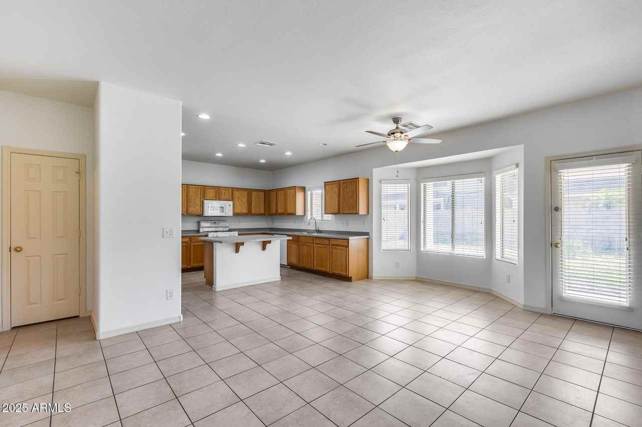 17435 W Saguaro Ln - Photo 4 of 42